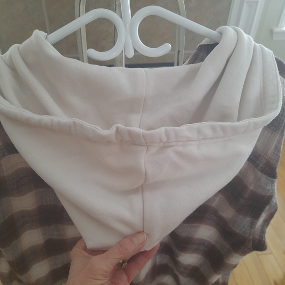 American Eagle Outfitters Plaid Shirt in Cream and Brown - Picture 3 of 7